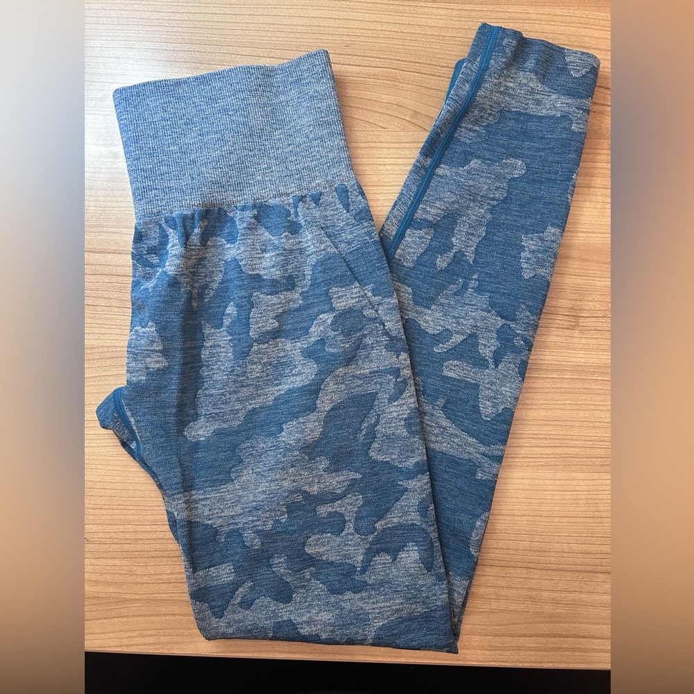 NVGTN Women’s seamless leggings. Size M.